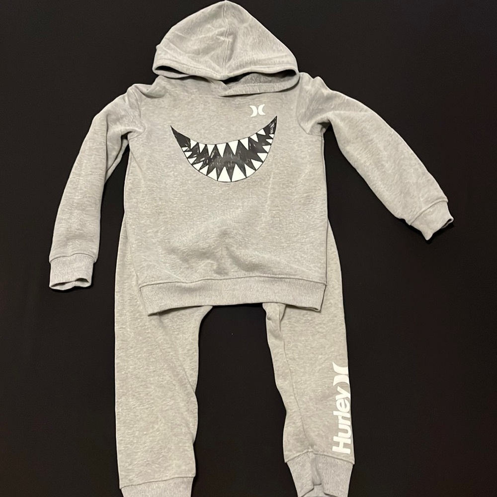 Hurley boys sweatsuit size 7 (better for size 6)